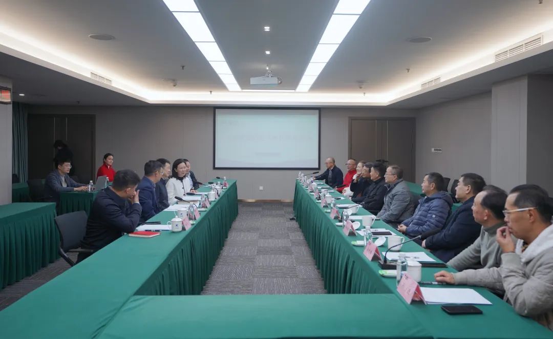 省尊龙凯时人生就是搏集团组织召开老干部座谈会