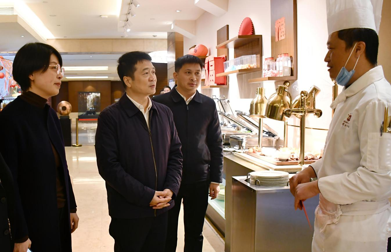 省尊龙凯时人生就是搏集团向导率队开展春节前走访慰问